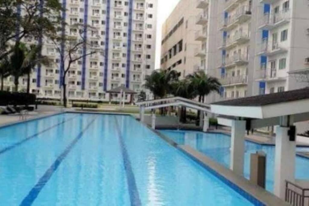 קואזון סיטי Grass Residences Sm North Edsa And Trinoma מראה חיצוני תמונה